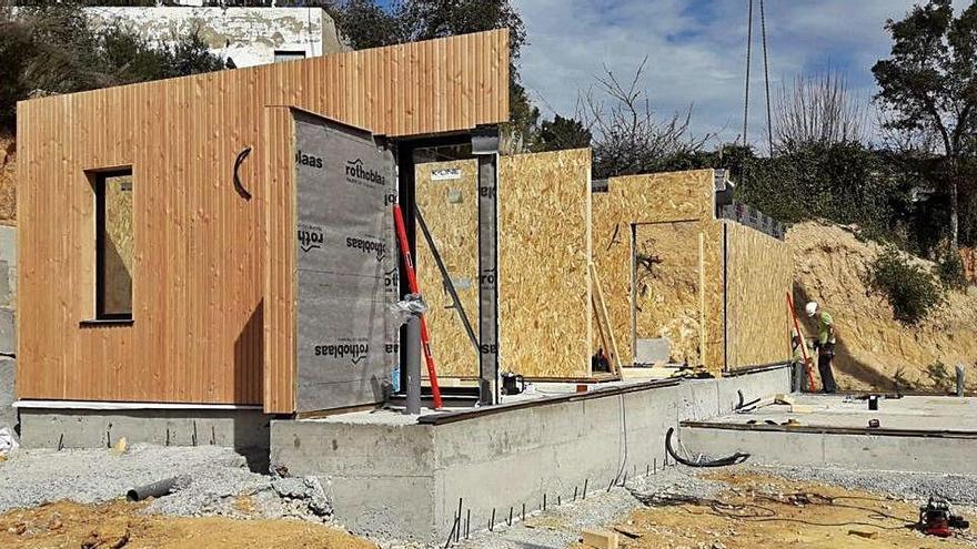 Un habitatge sostenible, amb nul·les emissions energètiques, en construcció a Lloret de Mar.