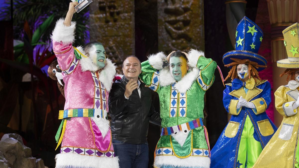 Gambusinos recibe su premio de Interpretación del alcalde de Las Palmas de Gran Canaria.