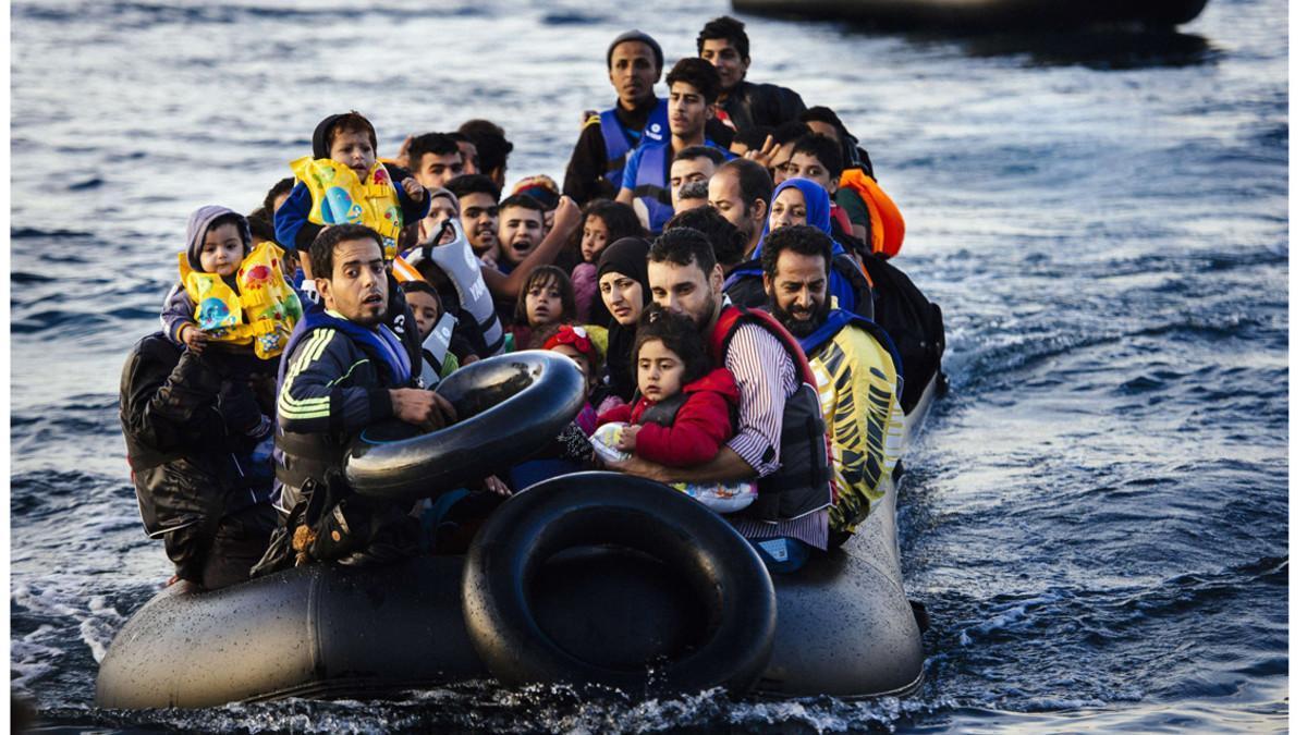 Italia prohíbe atracar a un barco privado con 66 inmigrantes