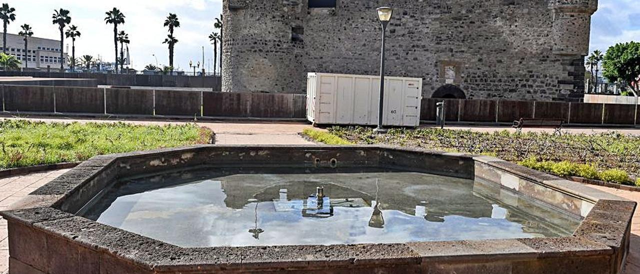 La ciudad lava la cara de sus fuentes