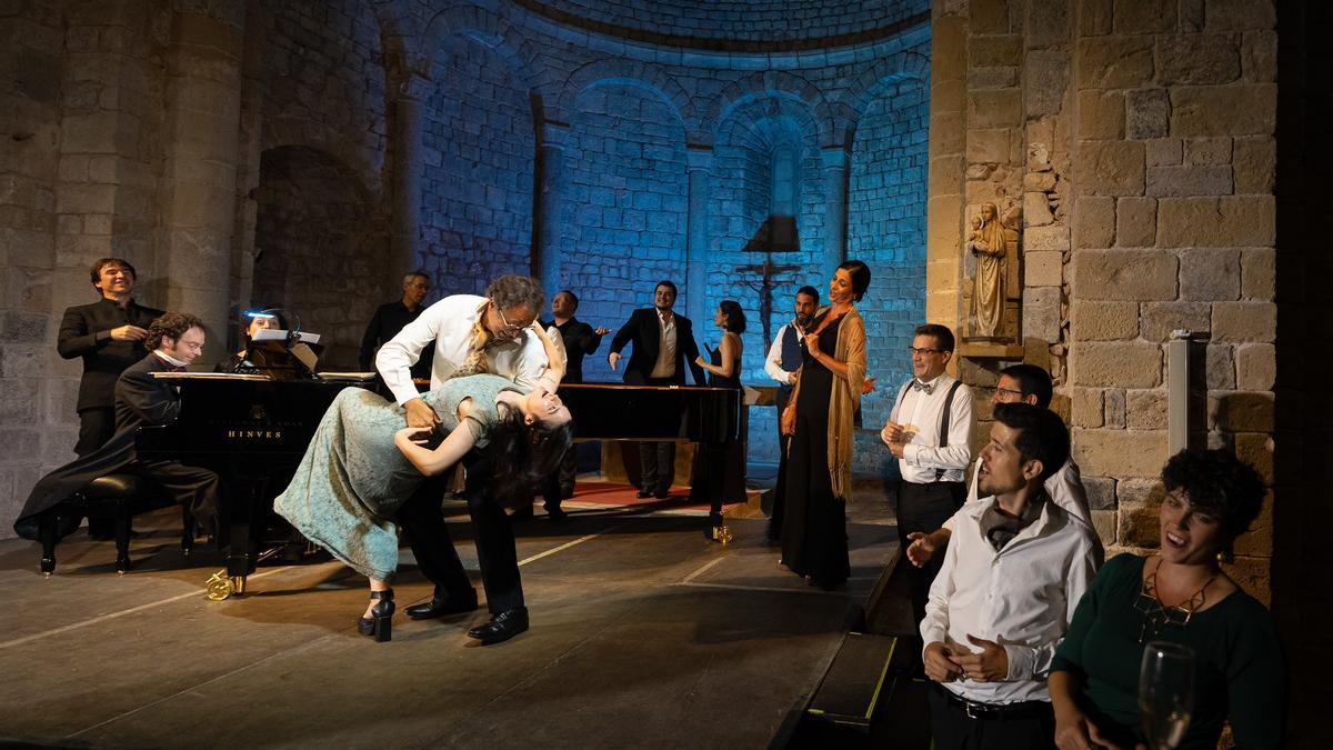 El Cor del Palau recreant una schubertíada a la canònica de Santa Maria de Vilabertran.