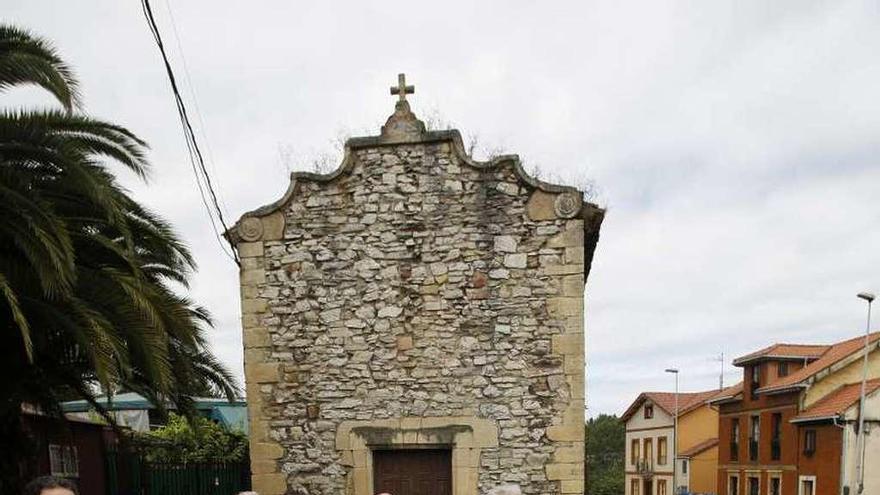 Juan Casas, Adolfo Camilo y Rafael Alonso, ayer, sosteniendo con los representantes de Sofetra las banderas de Escocia, Asturias e Irlanda.