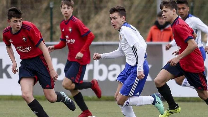 Una acción de la final cadete sub-15 entre el Zaragoza y el Osasuna.