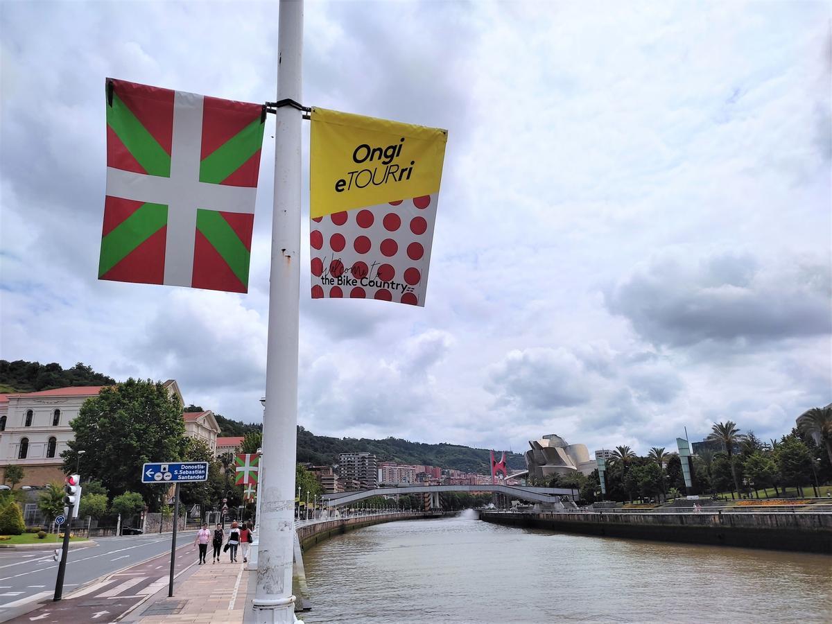 Carteles dan la bienvenida al Tour de Francia junto al paseo de la ría.