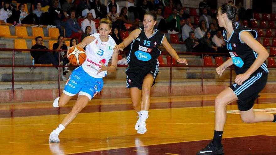 Paula Fernández y Raque Carrera, del Celta Zorka, tratan de frenar a Salomé García del Kemegal Cortegada en la Copa Galicia. // Iñaki Abella