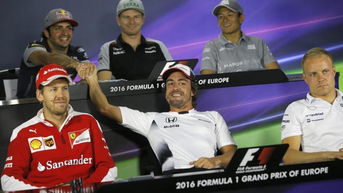 Alonso y Sainz, bromearon en la rueda de prensa en Bakú