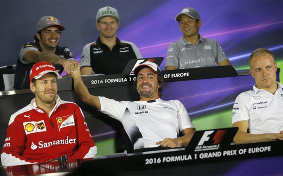 Alonso y Sainz, bromearon en la rueda de prensa en Bakú