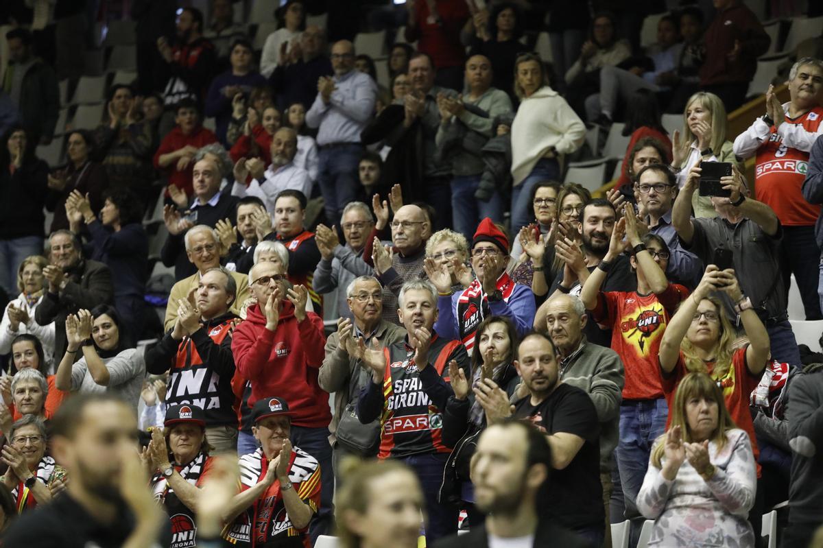 El públic de Fontajau aplaudint una acció del partit.