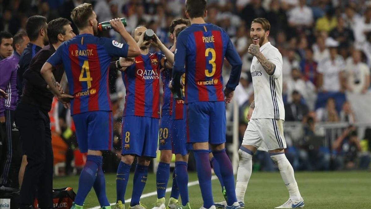 Ramos alza el pulgar de la mano izquierda hacia Piqué cal dejar el campo expulsado