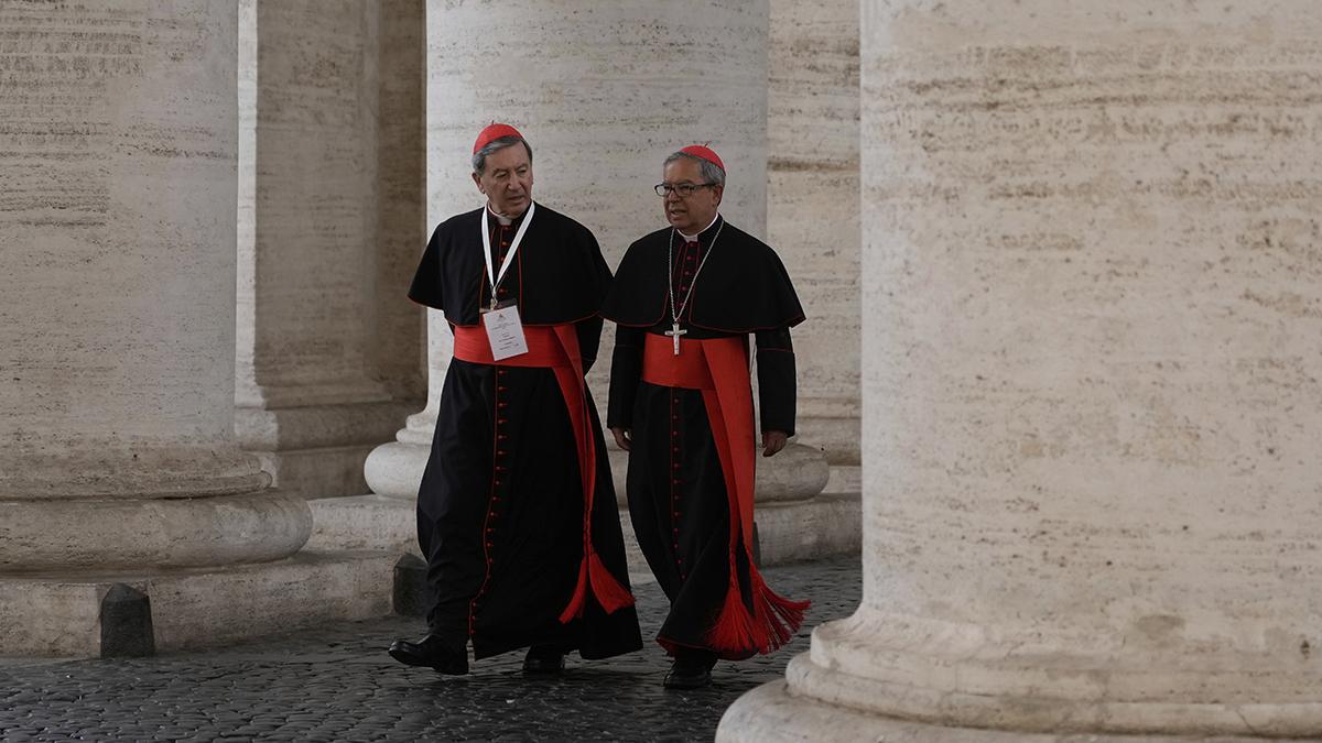Los cardenales Rubén Salazar Gómez y Luis José Rueda Aparicio, a su llegada al cónclave, en El Vaticano