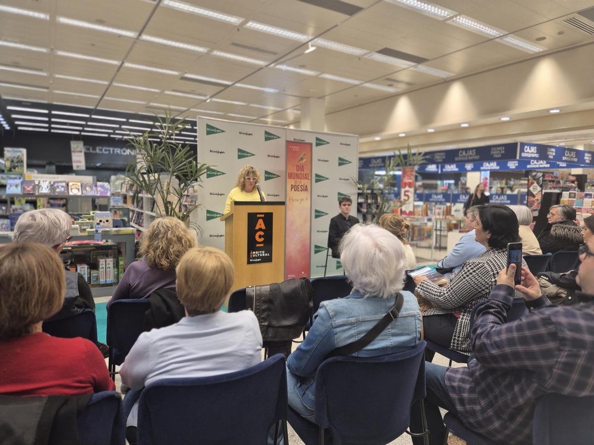 Un momento de la lectura en El Corte Inglés, con Verso Fuster en el atril