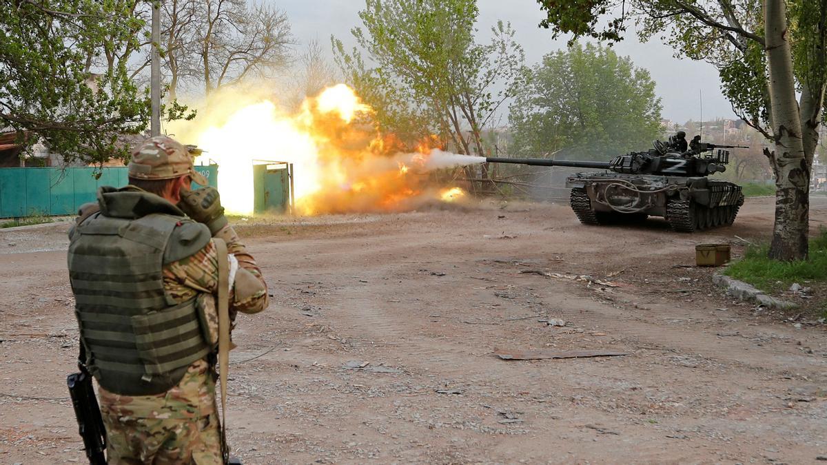 Miembros del servicio de tropas prorrusas disparan desde un tanque durante los combates en el conflicto Ucrania-Rusia cerca de la planta de acero Azovstal en la ciudad portuaria sureña de Mariupol, Ucrania 5 de mayo de 2022. Foto tomada el 5 de mayo de 2022. REUTERS/Alexander Ermochenko