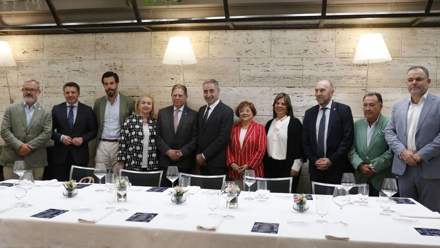 Por la izquierda, Alfredo García Quintana, José Luis Álvarez Almeida, Pablo García, Marta Suárez, Alfredo Canteli, Luis Alberto Martínez, María Jesús Gil, Gimena Llamedo, Juan Cofiño, Pedro Morán y Carlos Paniceres, ayer, durante la comida en Casa Fermín. | FERNANDO RODRÍGUEZ