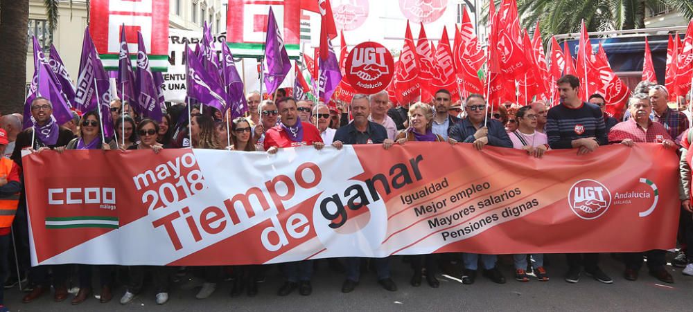 Miles de personas participan en la marcha convocada por los sindicatos para este martes, Día Internacional del Trabajo