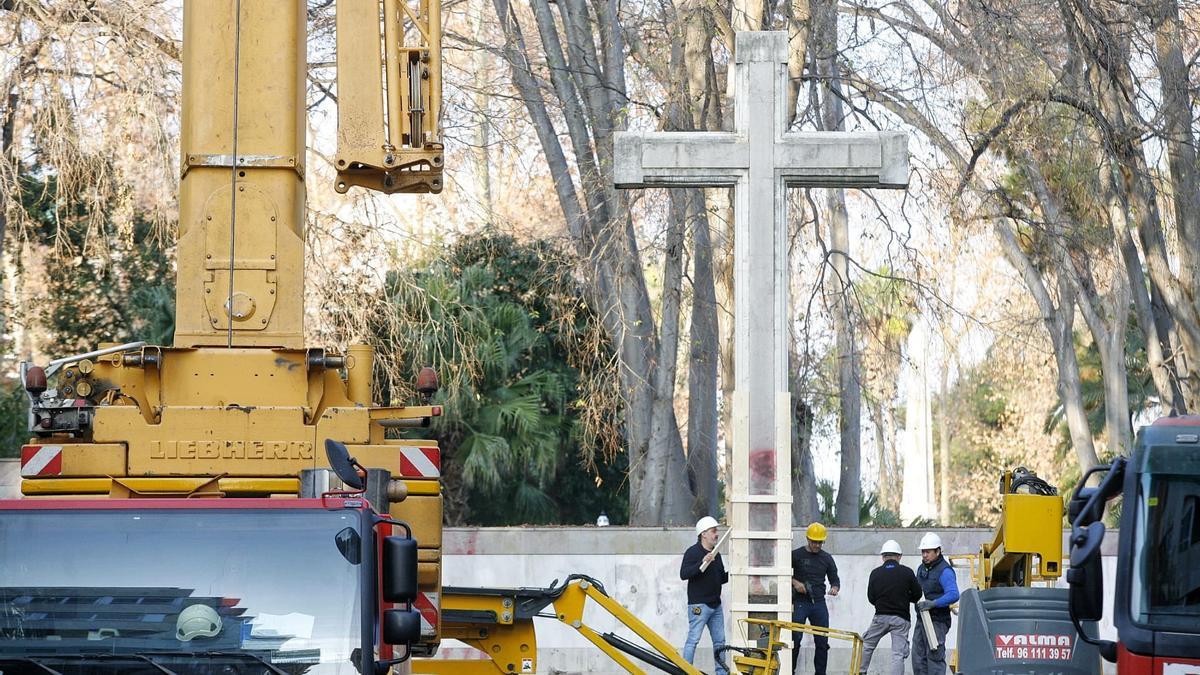 Todas las imágenes del 'Día D' la retirada de la cruz del Ribalta en Castelló