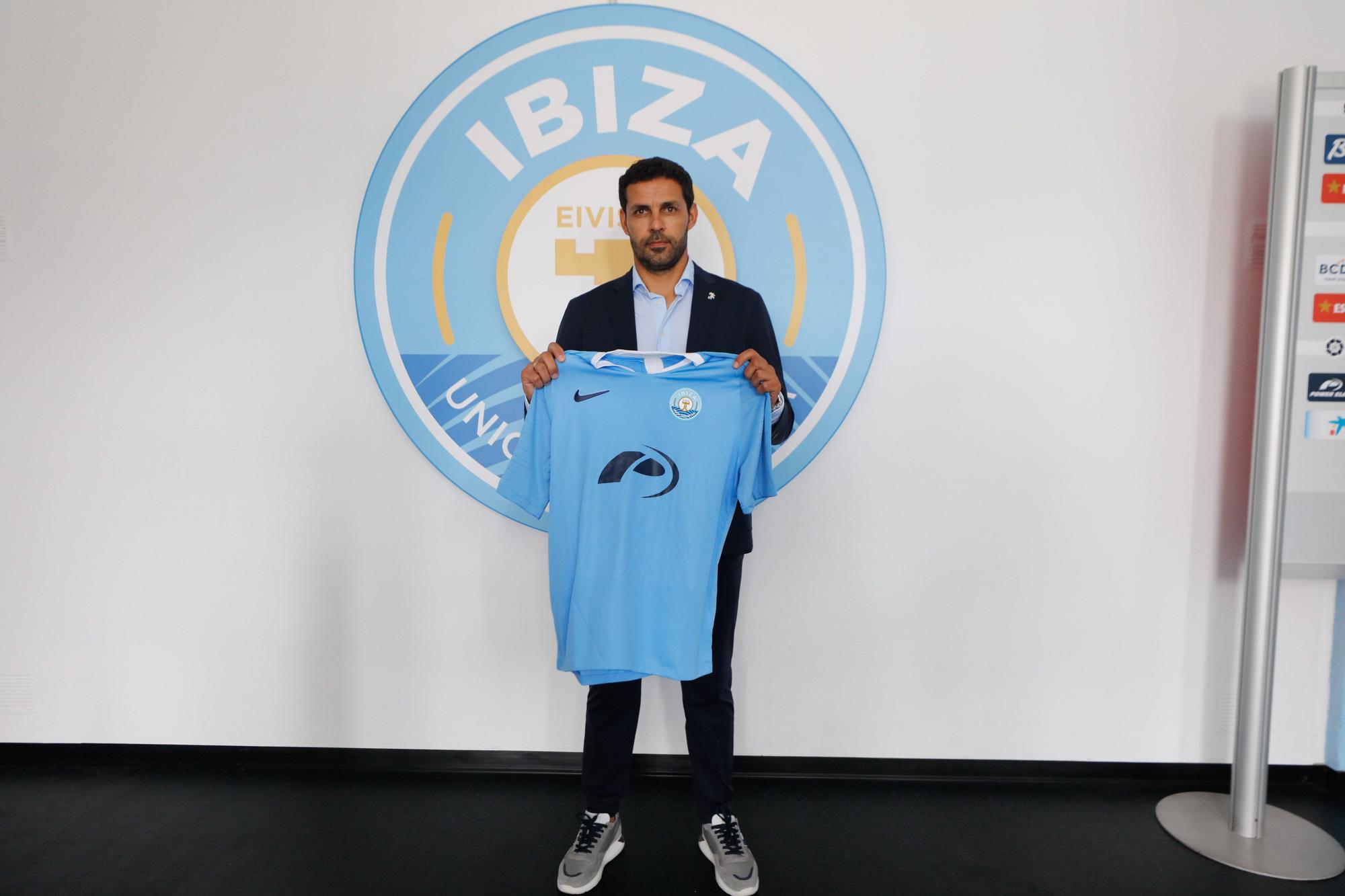 Las imágenes de la presentación de Javi Baraja como nuevo entrenador de la UD Ibiza