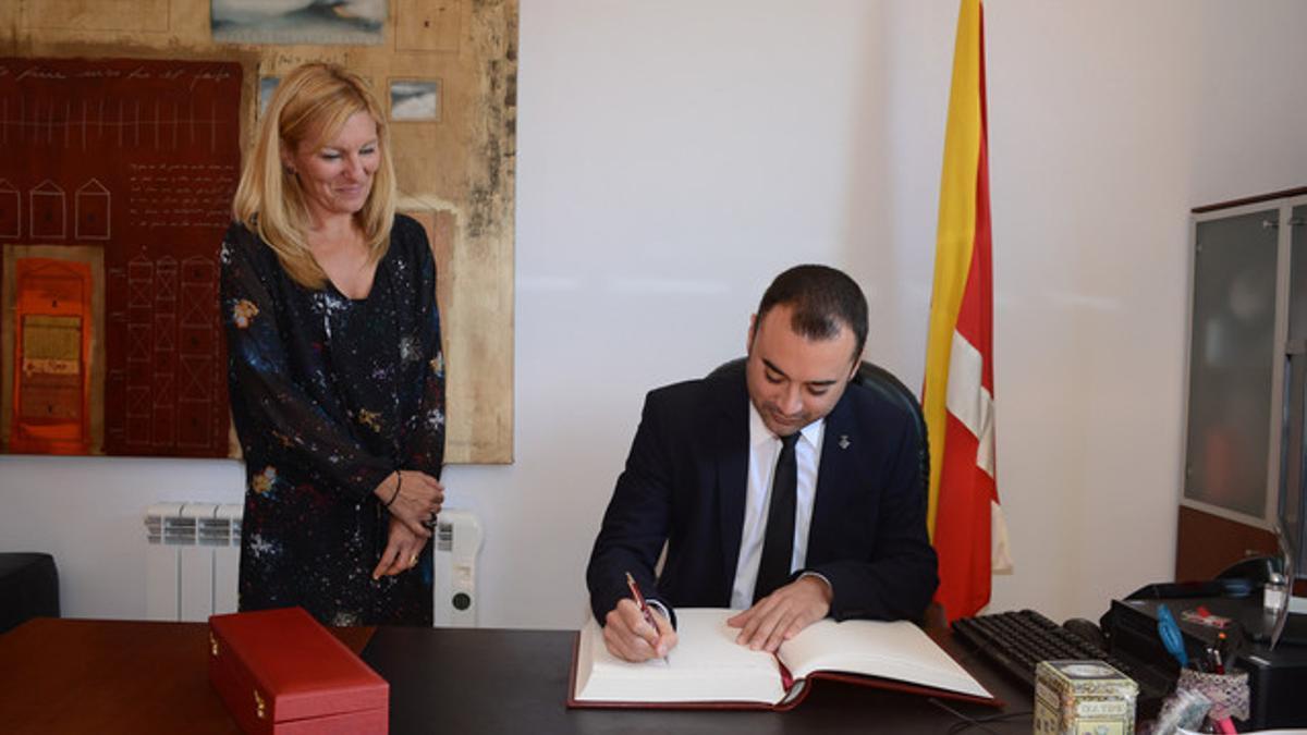El alcalde de Terrassa, Jordi Ballart, firma el Libro de Honor del Ayuntamiento de Rubí, junto a su alcaldesa, Anna María Martínez.