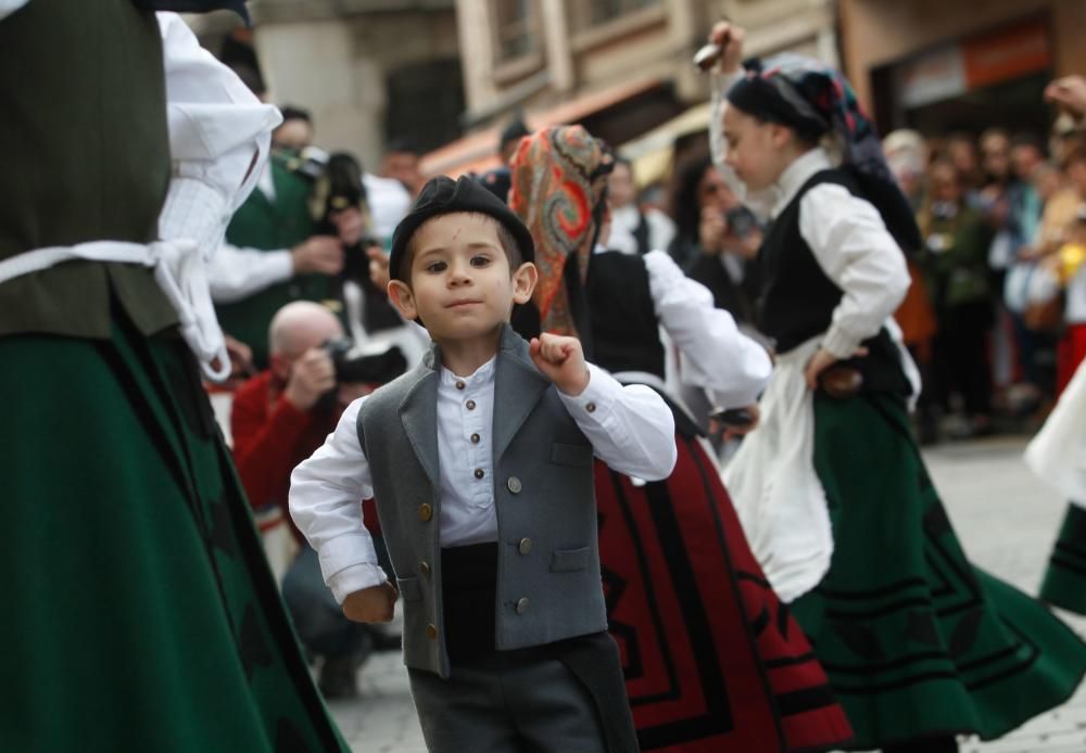 Desfile de grupos folclóricos en los Güevos Pintos 2017