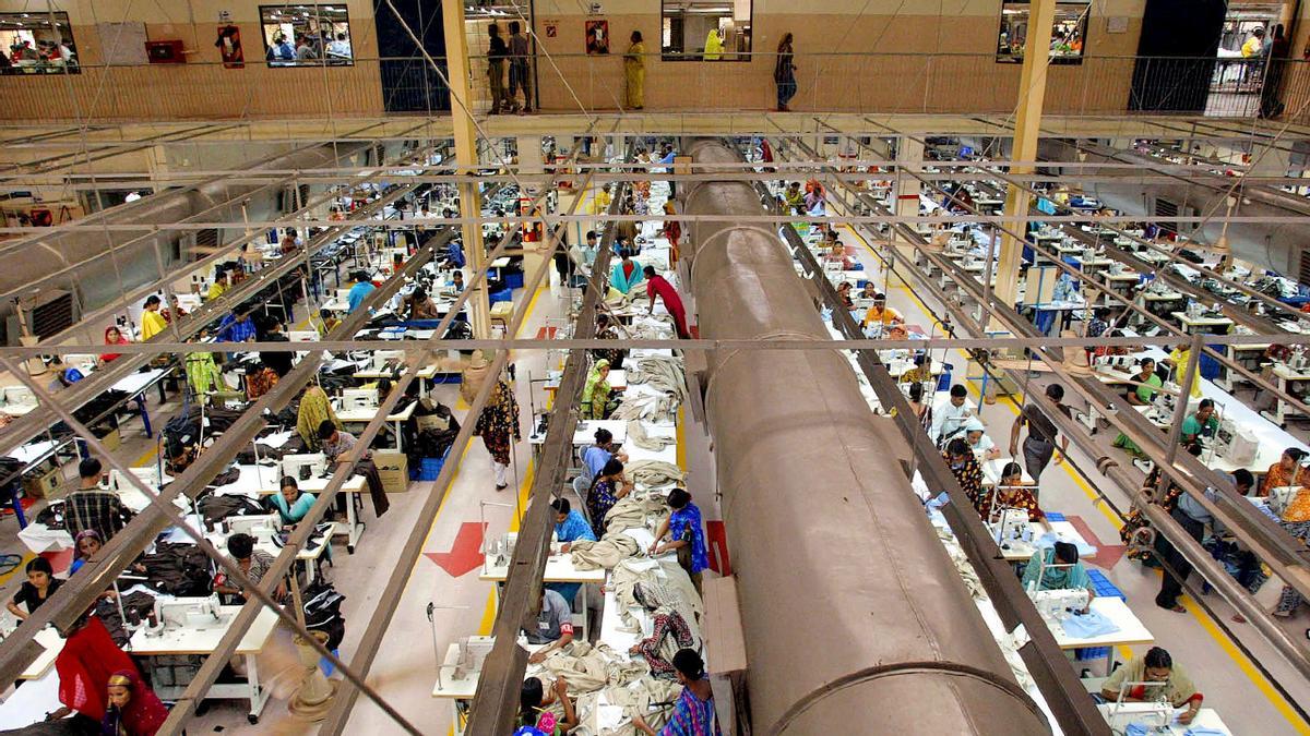 Obreros bangladesíes trabajan en una fábrica textil a las afueras de Daca, Bangladesh.