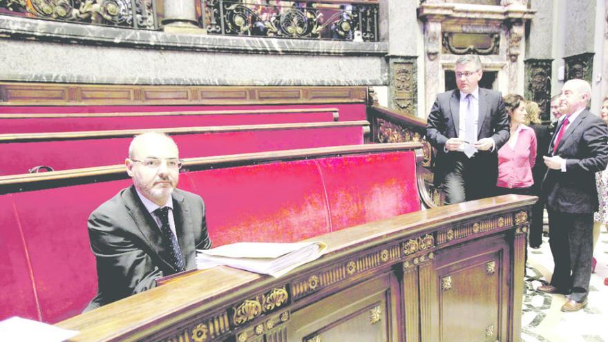 Eusebio Monzó, nuevo portavoz, con los ediles investigados al fondo.