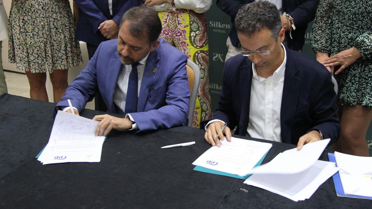 José Manuel Bermúdez y Carlos Tarife (d) firman el pacto de gobierno de Santa Cruz de Tenerife.