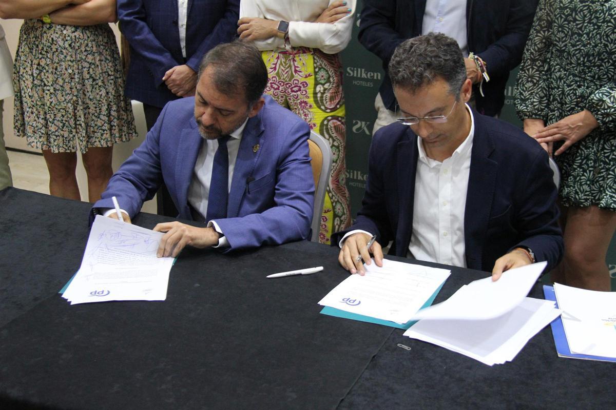 José Manuel Bermúdez y Carlos Tarife (d) firman el pacto de gobierno de Santa Cruz de Tenerife.