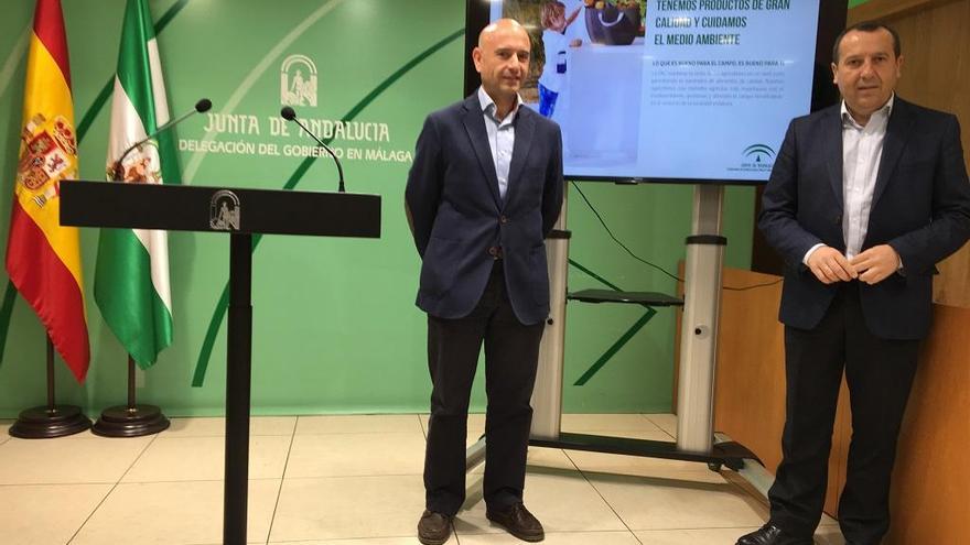 El delegado de Agricultura, Pesca y Desarrollo Cultural, Javier Salas, y el delegado del gobierno andaluz en Málaga, José Luis Ruiz Espejo, durante la presentación de los datos de las subvenciones PAC.