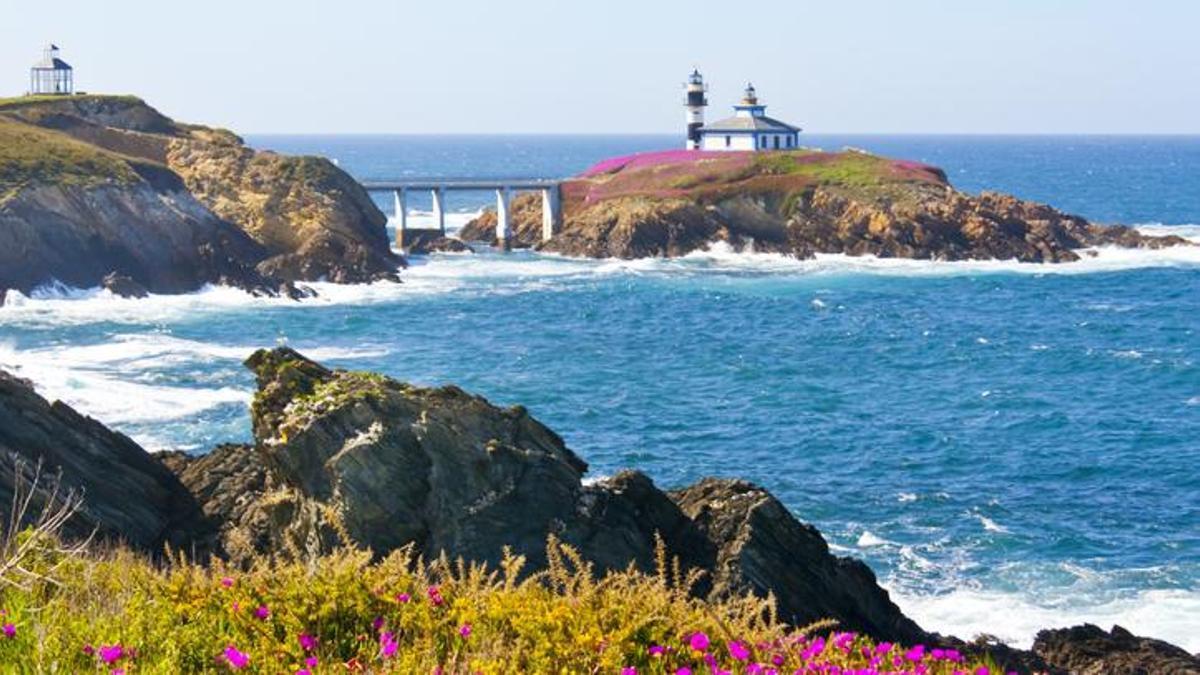 Vista del Faro de Isla Pancha y paisaje marino en Ribadeo