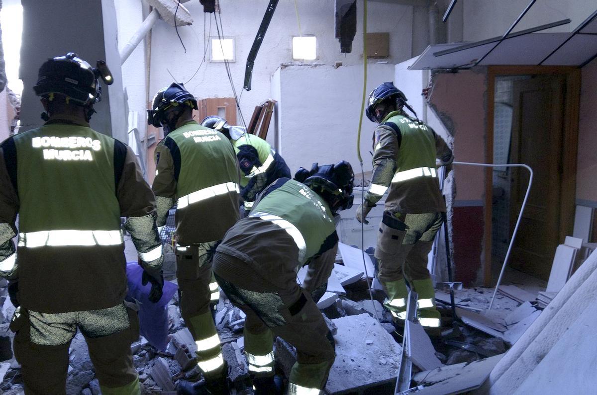 Bomberos inspeccionan los daños provocados por el desplome