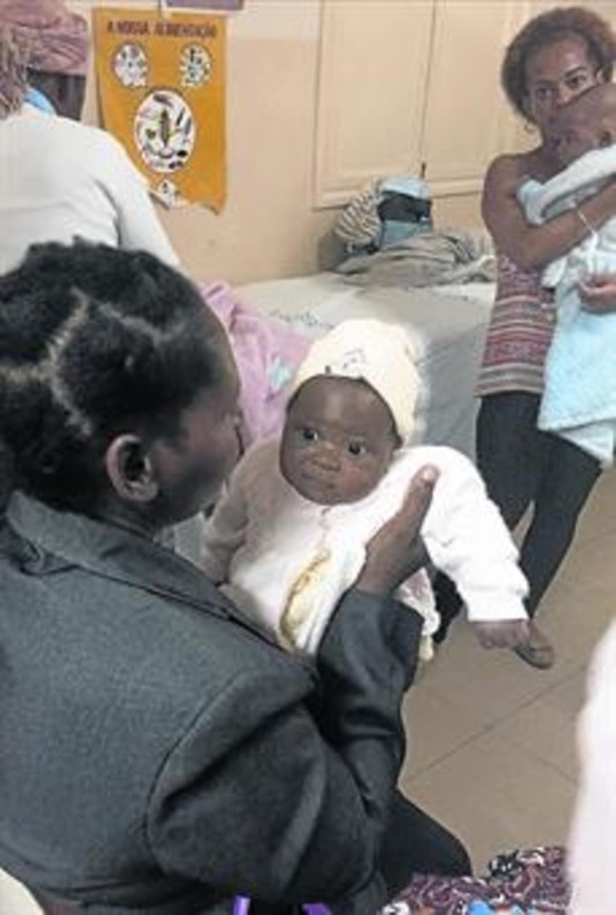 Bebés en un programa para erradicar la malaria en Mozambique.