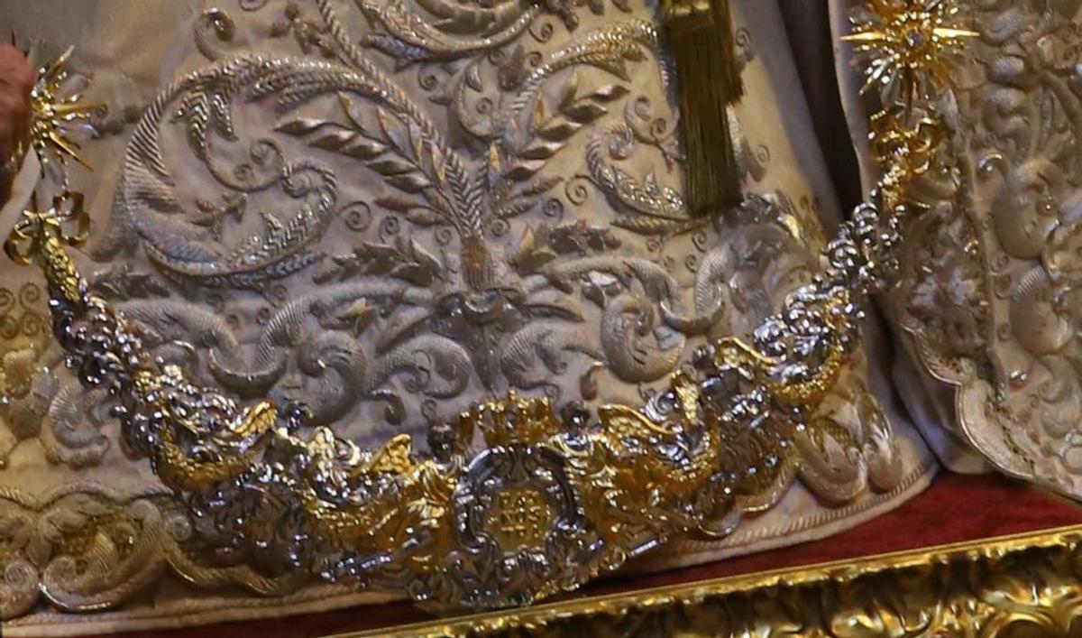 La nueva media luna a los pies de la Virgen de la Paz y Esperanza.