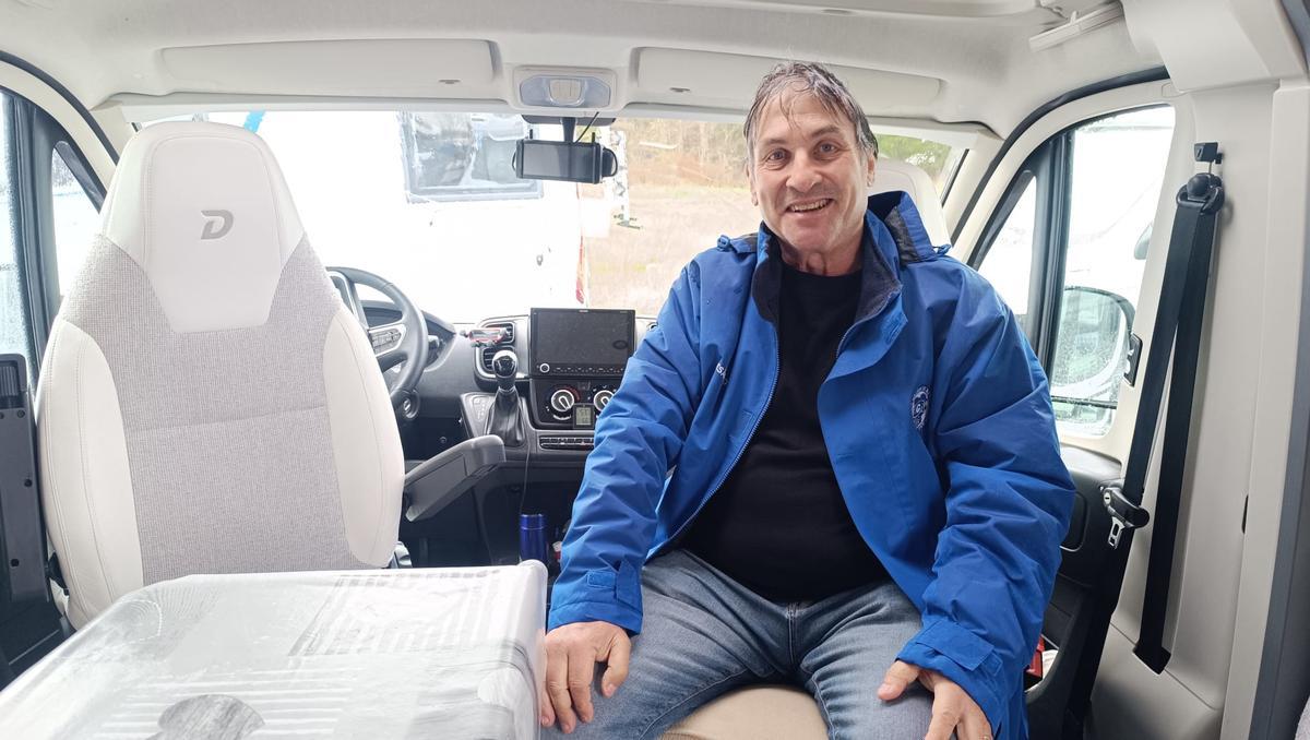 Cesáreo González, vicepresidente de la Asociación Galega de Autocaravanas, en su vehículo, en Ames