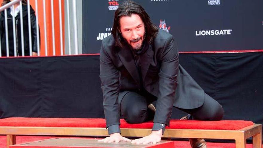 Keanu Reeves deja sus huellas y firma en el Teatro Chino