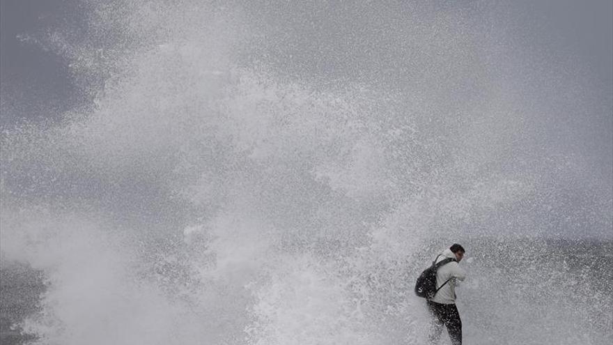 El temporal obliga a evacuar viviendas en Tenerife y Gerona