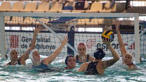 Sabrina Van der Sloot frente la defensa del CN Sant Andreu