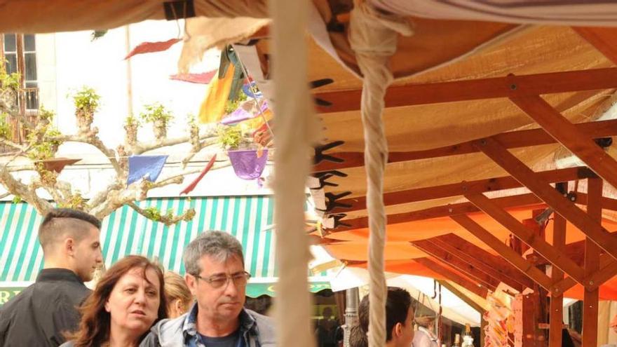 Visitantes, ayer, en el mercáu tradicional de Ribadesella.