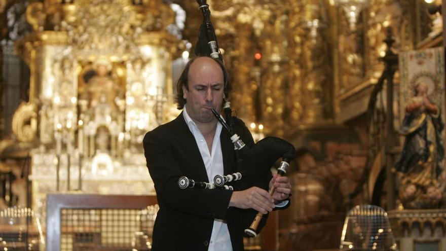 Carlos Núñez, tocando en la catedral de Santiago. // X. Álvarez