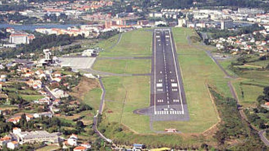 Imagen de la pista del aeropuerto de Alvedro y de los terrenos que la rodean. / la opinión