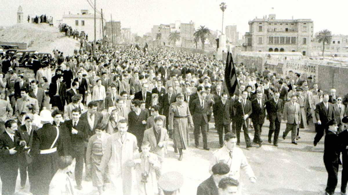 Miró-Sans, arropado por su junta directiva, portó la bandera del FC Barcelona