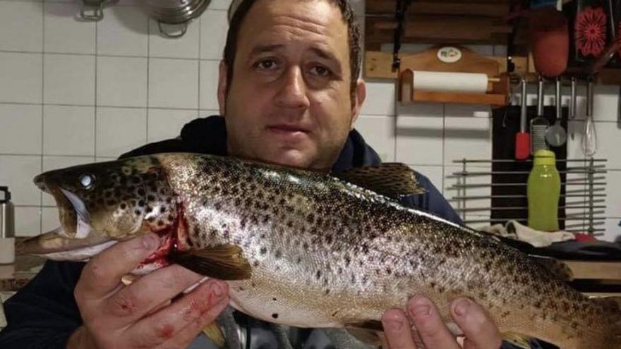 &quot;Truchón&quot; de casi dos kilos en el lance La Cruz del río Sella