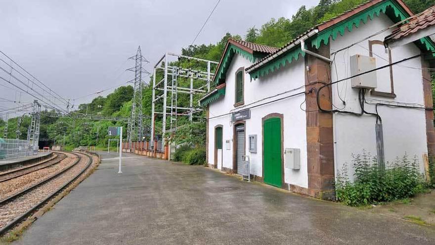 La estación lenense de Linares, donde se produjo el accidente que terminó con la vida de Jorge Arias.