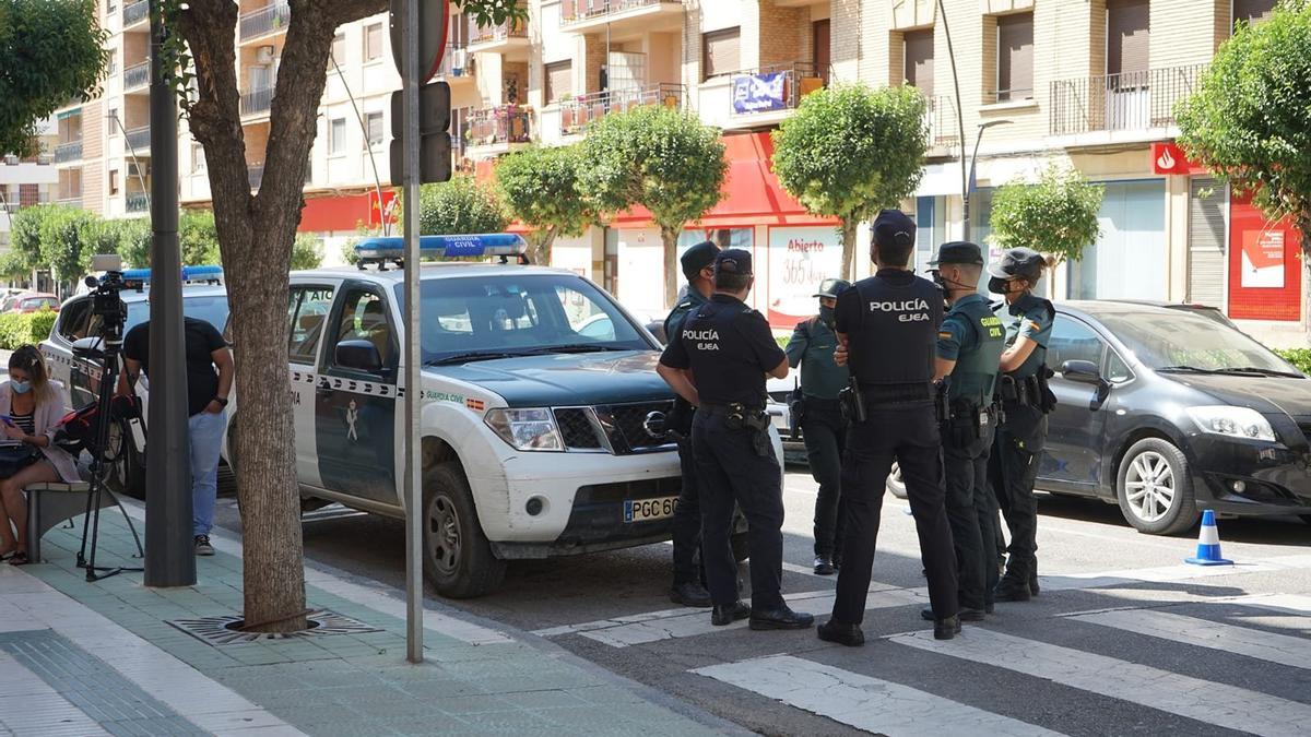 Agentes de la Guardia Civil y de la Policía Local de Ejea en la calle.