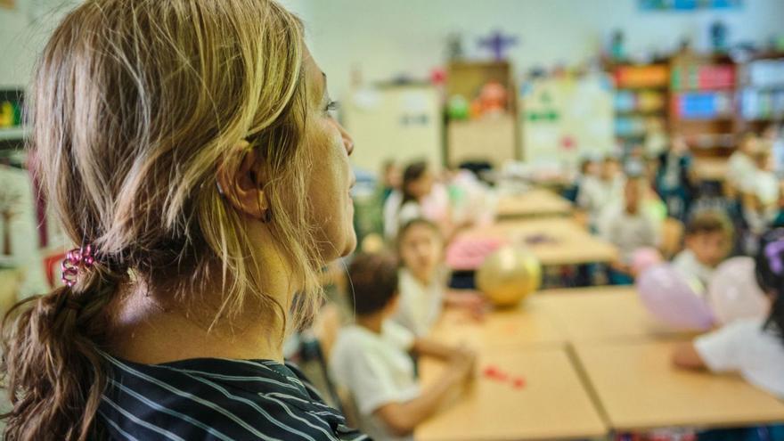 Una profesora en un aula en Canarias. | | ANDRÉS GUTIÉRREZ