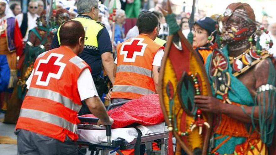 Los efectivos y la ambulancia de Cruz Roja abriéndose paso en medio de los festeros el pasado domingo.