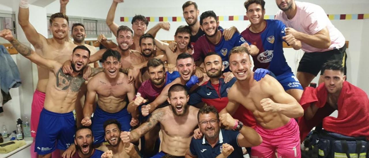 La plantilla de la UD Alzira celebra la victoria y su acceso a cuartos de final | LEVANTE-EMV