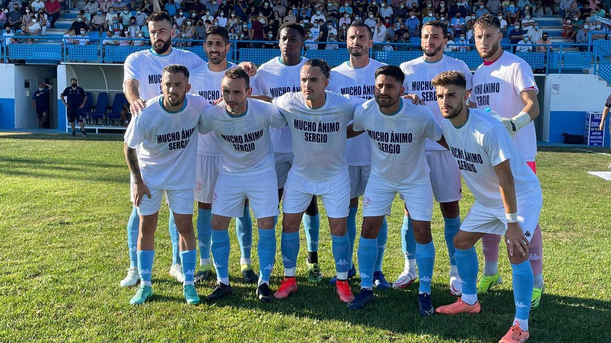 Los jugadores del Coria, con una camiseta de recuerdo a Sergio, jugador del equipo juvenil lesionado de gravedad.