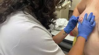 El Hospital de Sant Joan se especializa en el tatuaje de mamas de mujeres operadas de cáncer