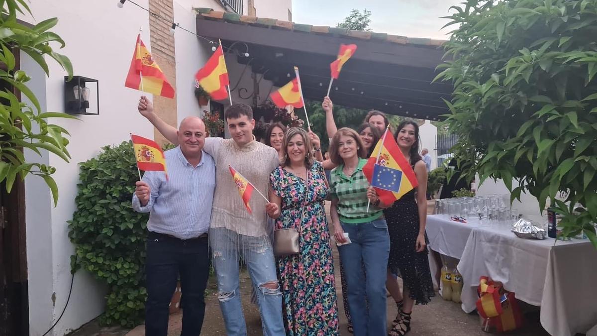 Palomo Spain junto a amigos, familiares y miembros del equipo de gobierno de Posadas disfrutan de Eurovisión.