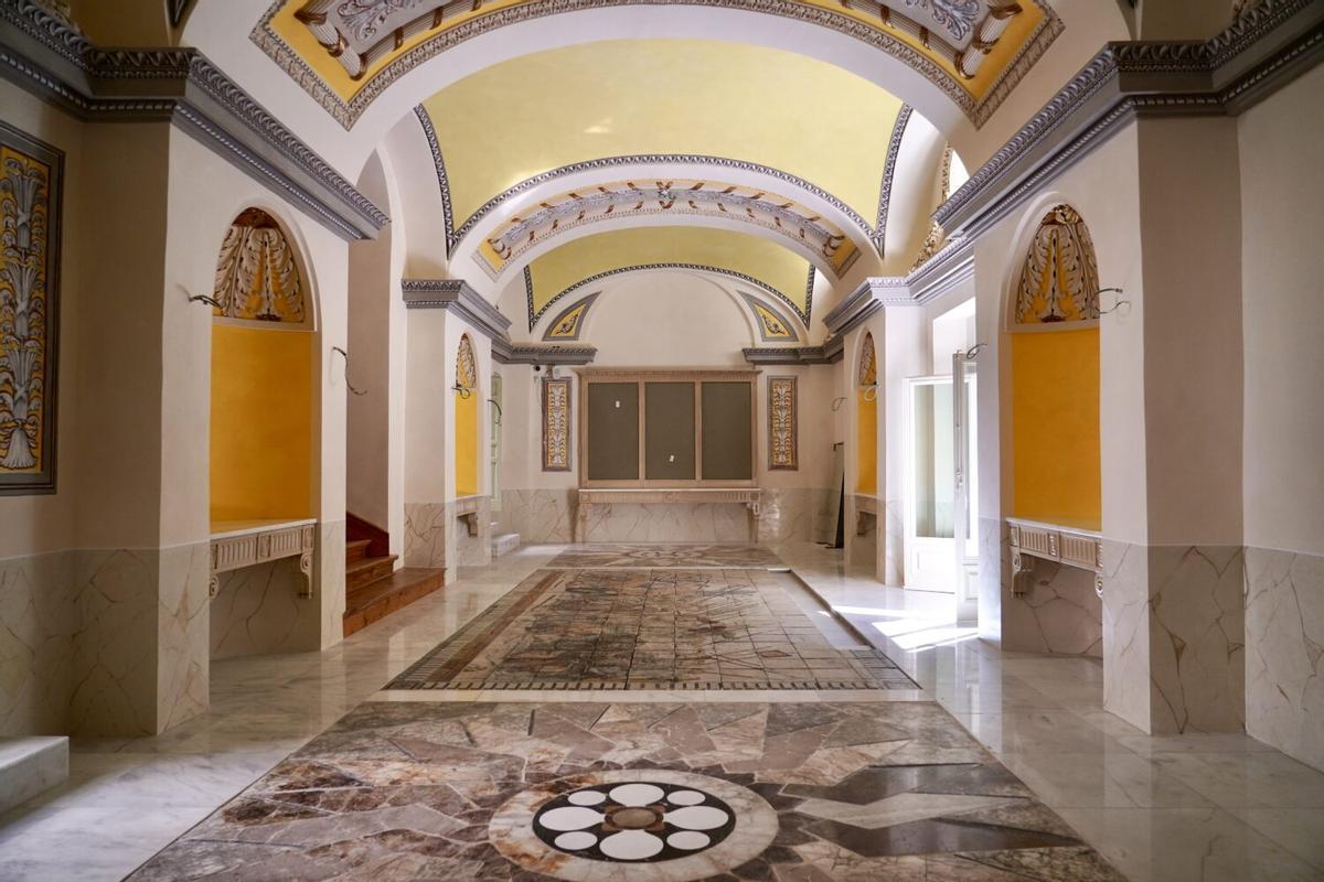 El comedor del palacio, con las baldosas cerámicas que reproducen, en el suelo, el mosaico de la batalla de Issos.