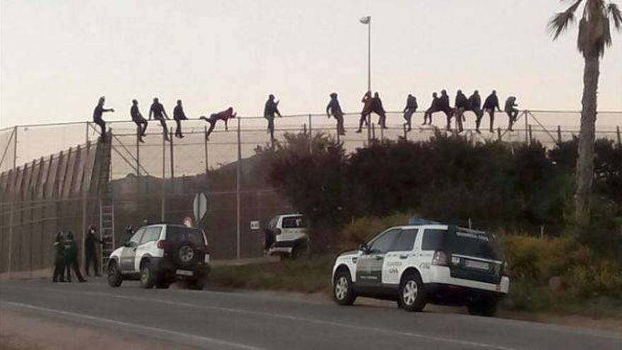 Decenas de inmigrantes permanecen encaramados en diversos puntos de la valla de Melilla